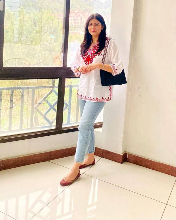how to style a short kurti with jeans
