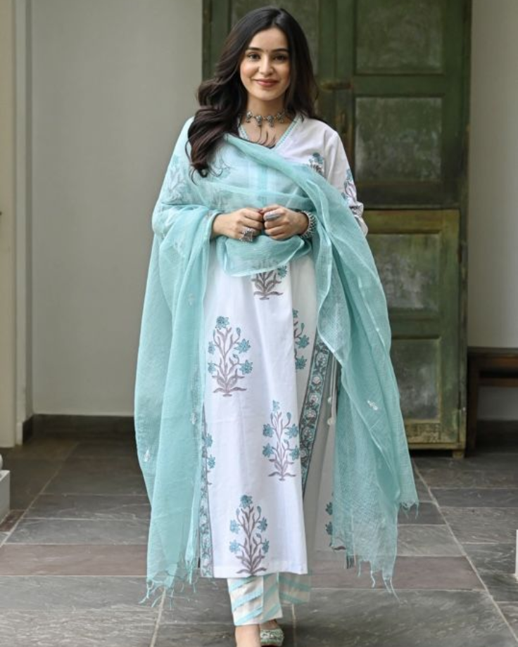 How to Look Classy in a Kurti